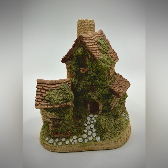 Adorable Hand Made Painted Ivy Cottage by Artist David Winter in Great Britain. - Picture 2 of 4